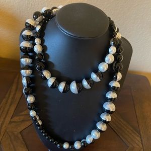 Black & White Fashion Pearl Necklace 18”